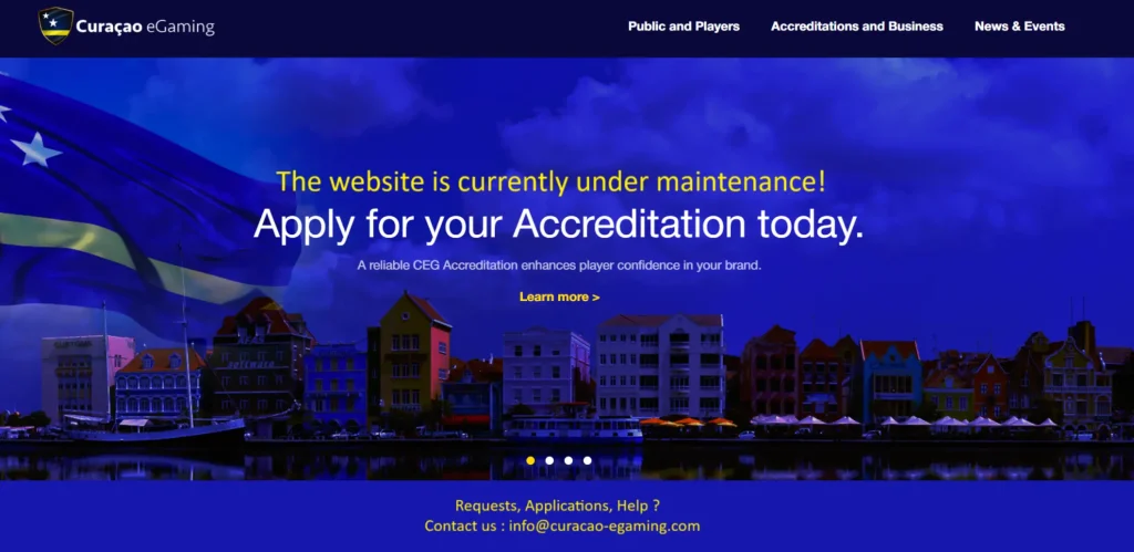 Curaçao eGaming-webbplats under underhåll med uppmaning att ansöka om ackreditering och stadsvy från Curaçao i bakgrunden